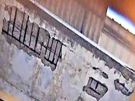 കാണേണ്ടവര്‍ കാണുന്നില്ല , തലയുള്ളവര്‍ മാറി നില്‍ക്കുക ഇവിടെ അപകടം പതിയിരിക്കുന്നുണ്ട്