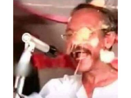 ഈ ചിത്രം ആണ് ഇപ്പോള്‍ സോഷ്യല്‍ മീഡിയയില്‍ വൈറല്‍... കിട്ടിയ ചീമുട്ടയേറ് ഇങ്ങനെ ആയിരുന്നോ?