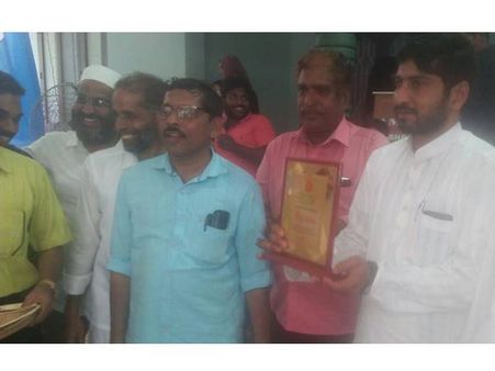 വിളമ്പാൻ പാള പാത്രം.. ഡിസ്‌പോസിബള്‍ പാത്രങ്ങള്‍ ഒഴിവാക്കി ഗൃഹപ്രവേശനം മാതൃകയായി