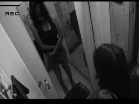 വീടിന് മുകളിൽ വലിഞ്ഞുകയറി അയൽവാസിയുടെ കുളിമുറി ദൃശ്യം പകർത്തി! പത്താം ക്ലാസുകാരൻ ചോദിച്ചത് 15 ലക്ഷം