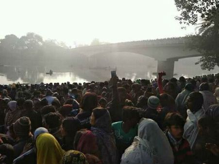 സ്റ്റേറ്റ് ട്രാൻസ്പോർട്ട് കോർപ്പറേഷന്റെ ബസ് കനാലിലേക്ക് മറിഞ്ഞ് 36 മരണം; മരിച്ചവരിൽ 10 സ്ത്രീകളും...