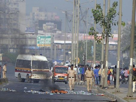 #bhimakoregaon മഹാരാഷ്ട്രയില്‍ ഹര്‍ത്താല്‍: സ്വകാര്യ സ്കൂളിന് നേരെ കല്ലേറ്, സംസ്ഥാനത്ത് അധിക സേന