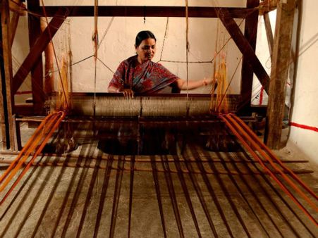 ചിലതെല്ലാം ശരിയാകുന്നുണ്ട്; കൈത്തറി മേഖലയില്‍ പുത്തനുണര്‍വ്; കാരണം വിദ്യാര്‍ഥികള്‍