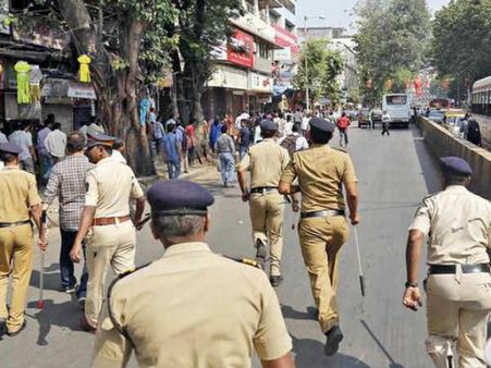 നടുറോഡില്‍ ഇന്‍സ്‌പെക്ടറും എസ്‌ഐയും പൊരിഞ്ഞ തല്ല്;അന്തംവിട്ടു നാട്ടുകാര്‍!! ചര്‍ദ്ദിച്ച് കുഴഞ്ഞുവീണു