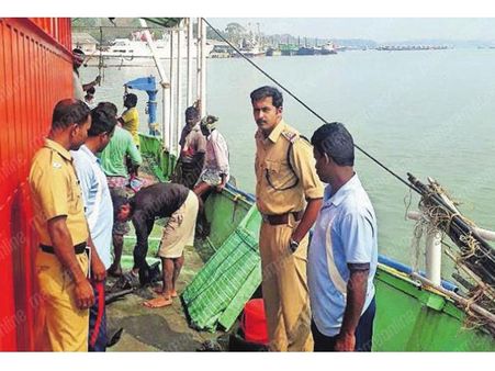 ചെറുമത്സ്യങ്ങള്‍ പിടിച്ച ബോട്ട് കസ്റ്റഡിയിലെടുത്തു, ഒരു ടണ്ണോളം മത്സ്യക്കുഞ്ഞുങ്ങളെ കടലില്‍ത്തള്ളി; ബോട്ടുടമയ്ക്ക് പിഴയിട്ടു