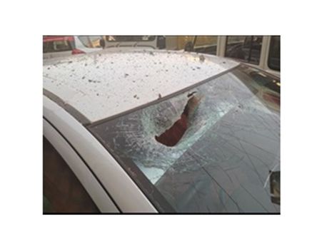 വടകര മിനിസിവിൽ സ്റ്റേഷൻ കെട്ടിടത്തിന്റെ സൺഷേഡ് വീണ് കാർ തകർന്നു