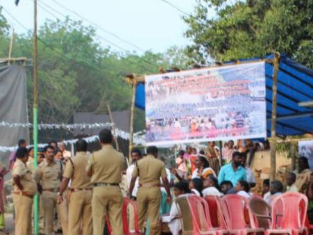 വടയമ്പാടി ജാതിമതില്‍ സമര ഭൂമിയിൽ സംഘപരിവാർ ആക്രമണം.. നോക്കി നിന്ന് പിണറായിയുടെ പോലീസ്!