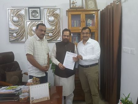 പ്രവാസി ഹാജിമാരുടെ യാത്രാപ്രശ്‌നം ആശ്വാസ നടപടി ഉടന്‍: മുക്താര്‍ നഖ്വി