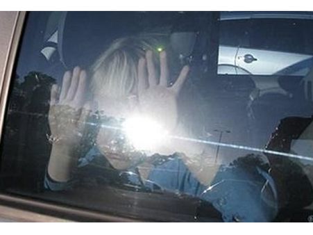 കുട്ടിയെ കാറിനകത്താക്കി മാതാപിതാക്കള്‍ പോയി; രക്ഷകരായത് അബുദാബി പോലിസ്