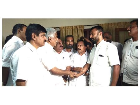 സോളാര്‍ സമരവുമായി ബന്ധപ്പെട്ട് ഉമ്മന്‍ചാണ്ടിയെ കല്ലെറിഞ്ഞതില്‍ ക്ഷമ ചോദിച്ച് മുന്‍ ഡിവൈഎഫ്‌ഐ നേതാവ്