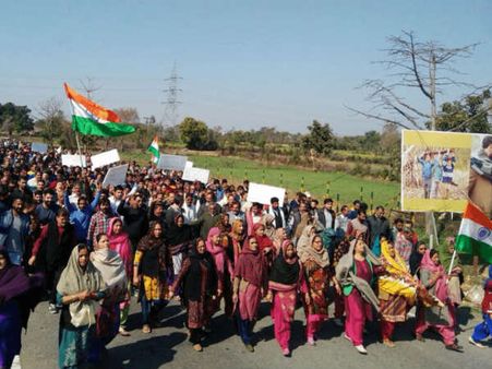 എട്ട് വയസ്സുകാരിയെ പീഡിപ്പിച്ച് കൊന്നയാള്‍ക്ക് വേണ്ടി സംഘപരിവാര്‍.. ദേശീയ പതാകയേന്തി പ്രകടനം!