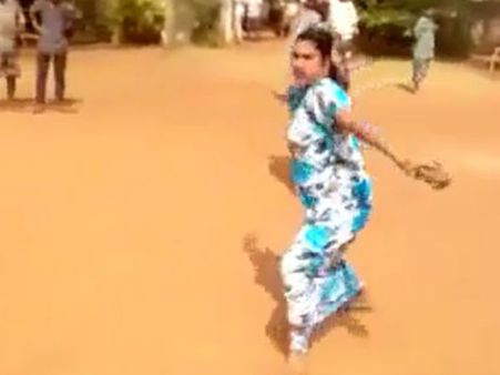 കുട്ടികളുടെ വഴക്ക് തീര്‍ക്കാന്‍ എത്തിയ അമ്മമാര്‍ തമ്മില്‍ പൊതിരെ തല്ല്... വീഡിയോ വൈറല്‍