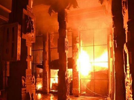 മധുര മീനാക്ഷി ക്ഷേത്രത്തിൽ തീപിടുത്തം: കത്തി നശിച്ചത് 40ഓളം കടകൾ!! കടകൾ ഒഴിപ്പിക്കണമെന്ന് !