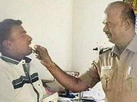 ഗുണ്ടയുടെ പിറന്നാളാഘോഷം പോലീസ് സ്റ്റേഷനിൽ.. എട്ടിന്റെ പണി കിട്ടിയത് പോലീസ് ഇൻസ്പെക്ടർക്ക്