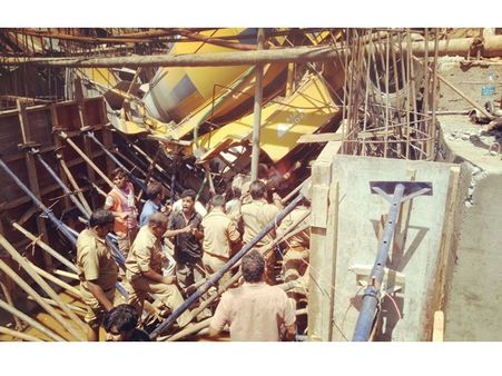 മലയോര ഹൈവേ റോഡ് നിര്‍മ്മാണത്തിനിടയില്‍ കോണ്‍ക്രീറ്റ് മിക്‌സര്‍ മിഷ്യന്‍ മറിഞ്ഞ് ആറ് പേര്‍ക്ക് പരിക്ക്