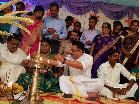 'താലിമാല കൈമാറിയപ്പോൾ കൈ വിറച്ചു', മഹിളാമന്ദിരത്തിലെ വിവാഹത്തിന് കാർമികത്വം വഹിച്ച് കെടി ജലീൽ....