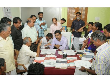 താലൂക്ക് ഒഫിസ് ഉപരോധിച്ചു; മുതുവാന്‍ സമുദായത്തിന് ഒടുവിൽ ജാതി സർട്ടിഫിക്കേറ്റ്