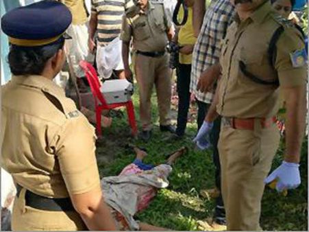 അടുക്കളയിലേക്ക് പോയ വീട്ടമ്മ രക്തമൊലിച്ച് കിടക്കുന്നു; മരണത്തില്‍ ദുരൂഹത, കഴുത്തില്‍ മുണ്ട് ചുറ്റി