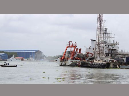 കൊച്ചി കപ്പൽശാലയിൽ പൊട്ടിത്തെറി; സാഗർഭൂഷണിലെ തീ അണച്ചു, മരിച്ച അഞ്ച് പേരെയും തിരിച്ചറിഞ്ഞു...