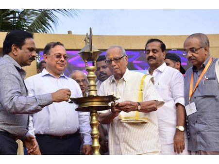 ഒഫീര്‍ ഫെസ്റ്റിന് തിരി തെളിഞ്ഞു; അതിഥികളെ വരവേറ്റത് വിത്തുപേന നല്‍കി