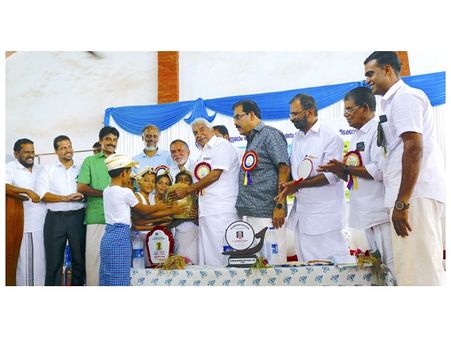 വിദ്യാര്‍ഥികള്‍ ജൈവ കൃഷിയിലൂടെ ഉല്‍പാദിപ്പിച്ച 200 പറ നെല്ല് ഉമ്മന്‍ചാണ്ടി സ്‌കൂള്‍ ഉച്ചഭക്ഷണ പദ്ധതിയിലേക്ക് സമര്‍പ്പിച്ചു