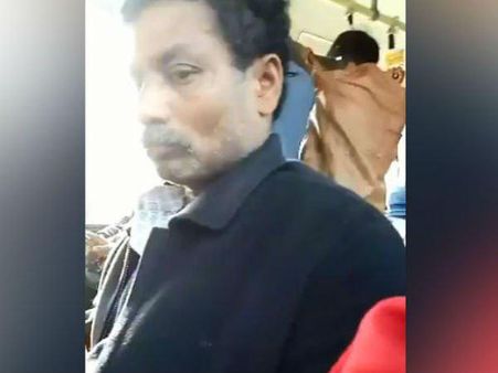 ബസ്സില്‍ പെൺകുട്ടിയോട് അശ്ലീലം പ്രകടിപ്പിച്ച മധ്യവയ്യസനെ പിടികൂടാന്‍ പോലീസ് പാരിതോഷികം പ്രഖ്യാപിച്ചു