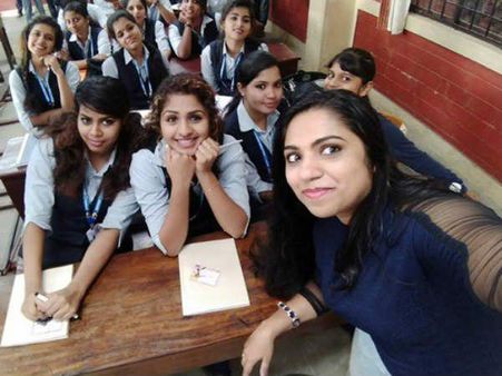 നഗ്ന ചിത്രങ്ങള്‍ പ്രചരിപ്പിച്ചു; അഡാറ് ലവ് നടി പരാതി നല്‍കി, നല്ല തല്ല് കിട്ടുമെന്ന് മുന്നറിയിപ്പ്