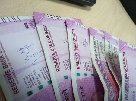 2000 രൂപ നോട്ടിൽ എഴുതിയാല്‍ എന്ത് സംഭവിക്കും? അസാധുവാകുമോ? വാട്സ് ആപ്പ് ഉണ്ടാക്കുന്ന ഓരോ പ്രശ്നങ്ങൾ!