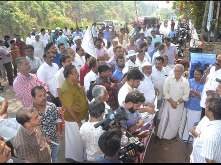 വടകരയിൽ വ്യാപാരികള്‍ നഗരസഭാ ഓഫീസിലേക്ക് മാര്‍ച്ച് നടത്തി