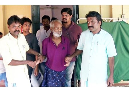 ആള്‍ക്കൂട്ടം അക്രമിച്ച് അനാഥനായ വൃദ്ധനെ ഏറ്റെടുക്കാന്‍ ആളെത്തി