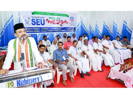 സര്‍ക്കാര്‍ ഓഫീസുകള്‍ ജനങ്ങളുടെ സ്വീകരണമുറികളായി മാറണം: പാണക്കാട് സാദിഖലി തങ്ങള്‍