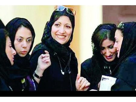 സൗദി സ്ത്രീകള്‍ കൂടുതല്‍ കരുത്തരാവുന്നു; പുറത്തിറങ്ങാന്‍ രക്ഷിതാവിന്റെ സമ്മതം വേണ്ട