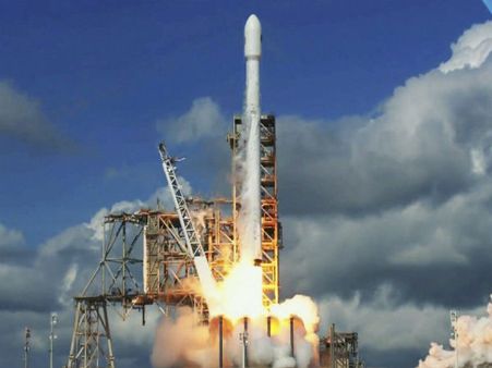 ഭീമന്‍ റോക്കറ്റ് ഫാല്‍ക്കണ്‍ ഹെവി വിജയകരമായി പരീക്ഷിച്ചു...വിക്ഷേപിച്ചത് സ്പേസ് എക്സ്