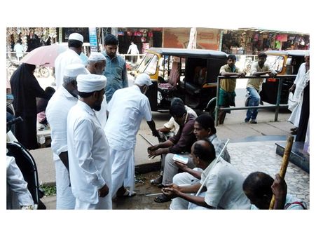 തെരുവിന്റെ മക്കള്‍ക്ക് പൊതിച്ചോറുമായി എസ് വൈഎസ് പ്രവര്‍ത്തകര്‍