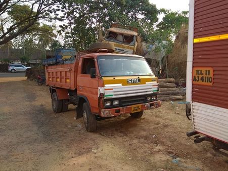 കോഴിക്കടകളിലെ മാലിന്യം കൊണ്ടുപോകാന്‍ കിലോക്ക് ആറ് രൂപ, തള്ളുന്നത് പാതയോരങ്ങളിലടക്കം