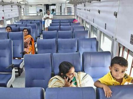 മേക്ക് ഓവറിലൂടെ ന്യൂജെൻ ആയി വേണാട് എക്സ്പ്രസ്സ്.. ഇനി യാത്ര വിമാനത്തിലേത് പോലെ