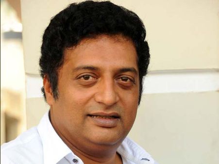 ബിജെപി ഒരു ഭീഷണിയല്ല.. രാജ്യ ചരിത്രം മാറ്റിയെഴുതാൻ ശ്രമിക്കുന്ന കോമാളിക്കൂട്ടമെന്ന് പ്രകാശ് രാജ്