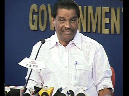 ഗ്രനേഡുമായി തിരുവഞ്ചൂർ രാധാകൃഷ്ണൻ നിയമസഭയിൽ! നടപടി വേണമെന്ന് ഭരണപക്ഷം; ഗ്രനേഡ് മേശപ്പുറത്ത്...