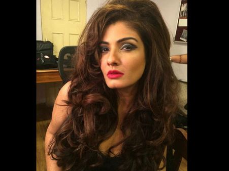 ലിംഗരാജ ക്ഷേത്രത്തിനുള്ളിൽ വിവാദ വീഡിയോ ചിത്രീകരിച്ച് നടി രവീണ ടണ്ടൻ! നടിക്കെതിരെ വിശ്വാസികൾ...