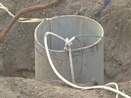 കാസർകോട് പുതിയ ബസ്സ്റ്റാന്റില്‍ കുഴല്‍ കിണര്‍ അവശിഷ്ടം റോഡില്‍ തള്ളി; കിണർ നിർമ്മാണം പാതി വഴിയിൽ