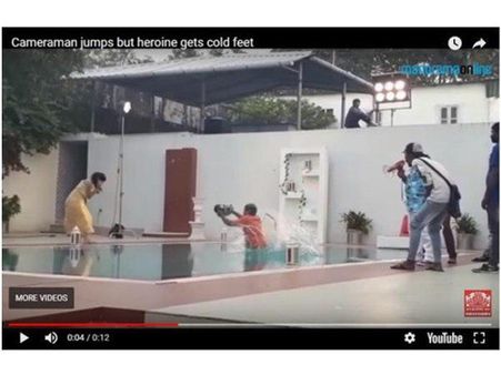 നടി കുളത്തിലേക്ക് ചാടുകയാണല്ലോ... അപ്പോ കാമറയും ചാടട്ടെ.... ഇവിടെ കാമറാമാന്‍ ചാടി.. വീഡിയോ വൈറല്‍