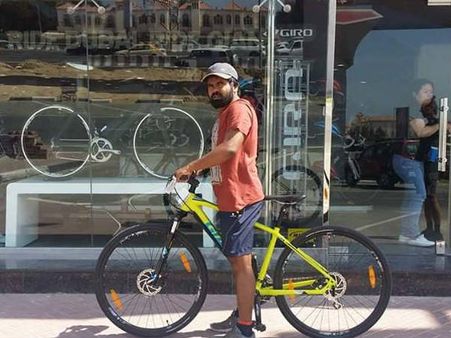 റഷ്യയിലേക്ക് സൈക്കിള്‍ ചവിട്ടി മലയാളി യുവാവ്! അഞ്ചു മാസം, വിവിധ രാജ്യങ്ങള്‍...