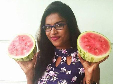 മാറിടം തുറന്ന് കാണിച്ച് വേറിട്ട സമരവുമായി ദിയ സന: ബത്തക്കയെ പരിഹസിച്ചവർക്ക് മാറിടം കൊണ്ട് മറുപടി