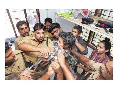 ഇഡ്ഡലി തട്ട് കുട്ടിയുടെ കൈയില്‍ കുരുങ്ങി; പൊട്ടിച്ചെടുക്കാന്‍ ഫയര്‍ഫോഴ്‌സ് വേണ്ടിവന്നു