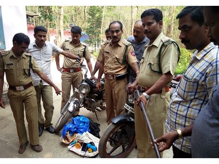 പാതിരാത്രി മൃഗവേട്ടക്കെത്തിയ നാലംഗ സംഘം തോക്കുമായി പിടിയില്‍