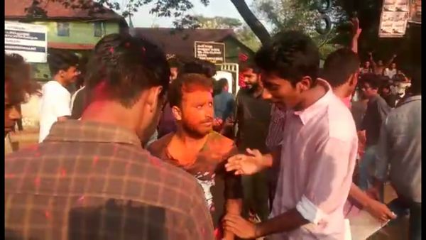 ഫാറൂഖ് കോളേജിനു കവാടത്തില്‍ ഡിവൈഎഫ്‌ഐയുടെ പ്രതിഷേധ ഹോളി