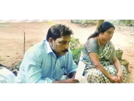 ഭൂമി തട്ടിയെടുത്തെന്ന്; പണമിടപാടുകാരന്റെ വീടിനു മുന്നില്‍ ദമ്പതികളുടെ കുത്തിയിരിപ്പ്