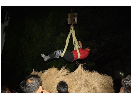 പൂക്കിപ്പറമ്പ് ദുരന്ത അനുസ്മരണ ഭാഗമായി തിരൂരില്‍ ഫയര്‍ എസ്‌കേപ്പ് മാജിക്കല്‍ ഇല്യൂഷന്‍