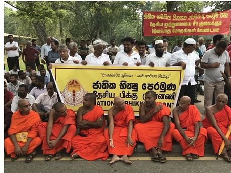 അക്രമം അവസാനിപ്പിക്കൂ; സമാധാനത്തിനുള്ള ആഹ്വാനവുമായി ശ്രീലങ്കന്‍ ക്രിക്കറ്റര്‍മാരും ബുദ്ധസന്യാസികളും