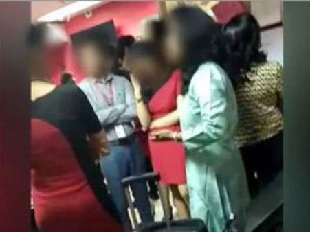 എയര്‍ ഹോസ്റ്റസുമാര്‍ക്കും പരിശോധന; സ്വകാര്യ ഭാഗങ്ങളില്‍ തൊടലും പിടിക്കലും!! പ്രതിഷേധം, വീഡിയോ